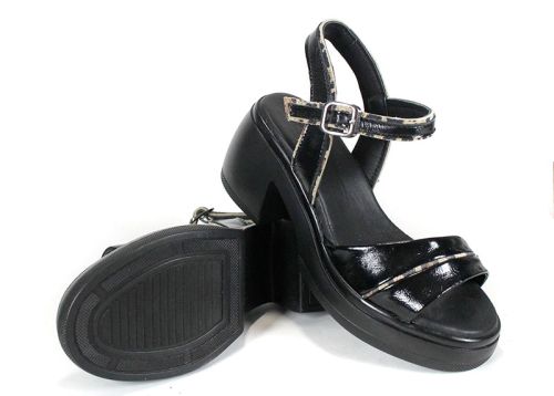 Brilla Notte – дамски сандали от естествен лак в черно с черна платформа и кожена стелка