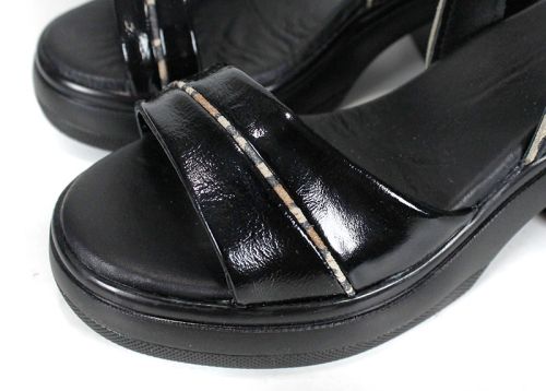 Brilla Notte – дамски сандали от естествен лак в черно с черна платформа и кожена стелка