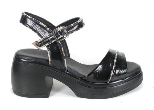 Brilla Notte – дамски сандали от естествен лак в черно с черна платформа и кожена стелка