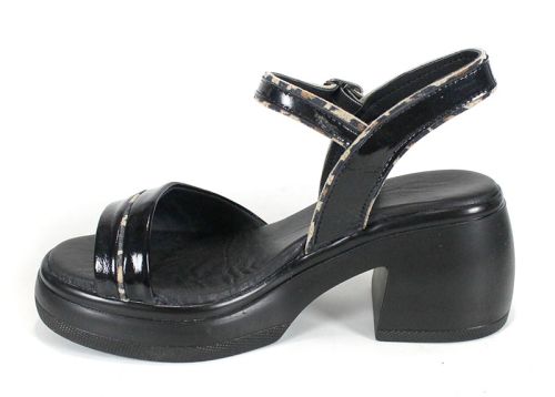 Brilla Notte – дамски сандали от естествен лак в черно с черна платформа и кожена стелка