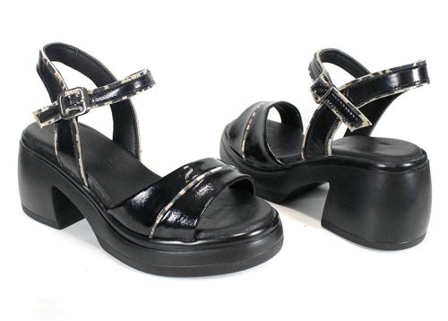 Brilla Notte – дамски сандали от естествен лак в черно с черна платформа и кожена стелка