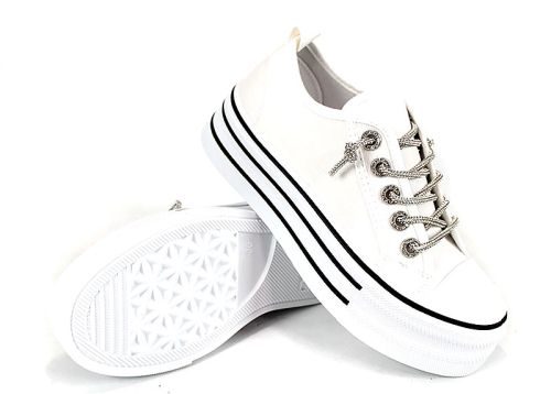 модни бели кецове с бляскави връзки и висока подметка