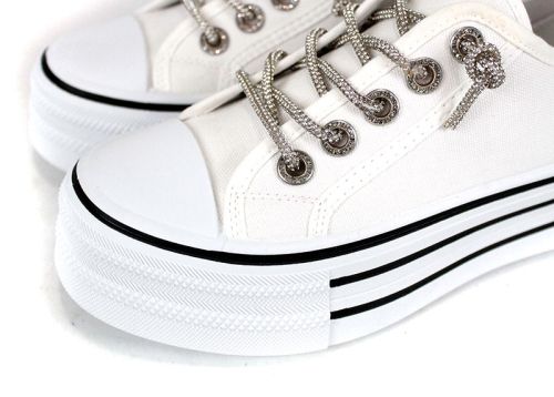 модни бели кецове с бляскави връзки и висока подметка