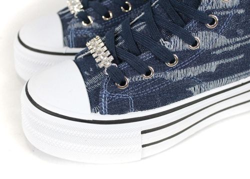 Дамски високи кецове от тъмносин деним с брошка и платформа