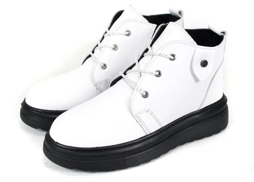 Дамски зимни кларкове Winter Glossy Clarks от бяла кожа с черно ходило