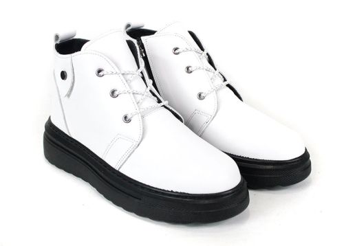 Дамски зимни кларкове Winter Glossy Clarks от бяла кожа с черно ходило
