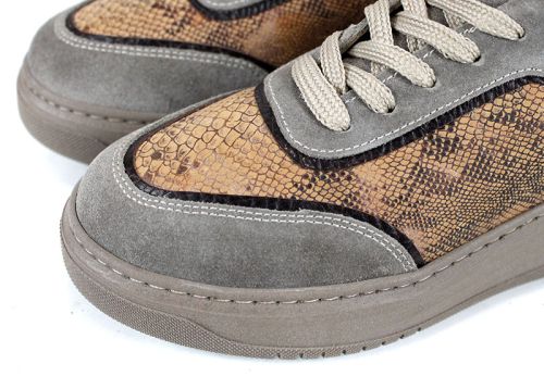 Премиум дамски сникърси Serpente Visone от естествен велур визон и змийски принт, с каучуково шито ходило.