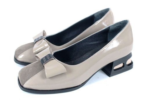 Дамски официални обувки Eleganza Viva от естествен лак и велур с нисък ефектен ток и панделка.