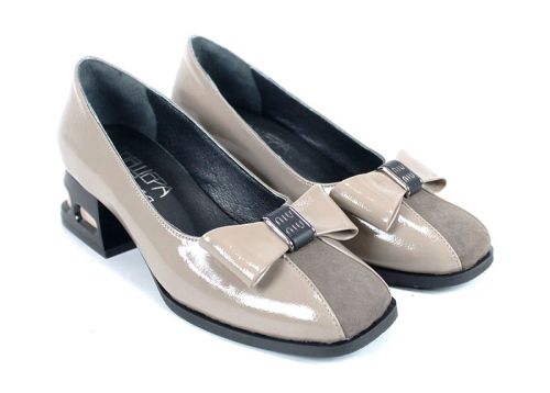 Дамски официални обувки Eleganza Viva от естествен лак и велур с нисък ефектен ток и панделка.