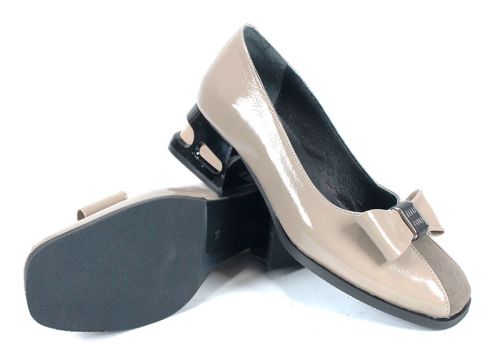 Дамски официални обувки Eleganza Viva от естествен лак и велур с нисък ефектен ток и панделка.