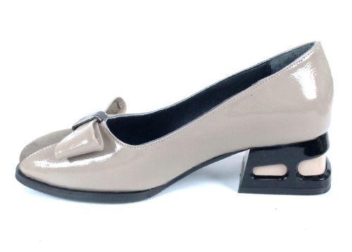 Дамски официални обувки Eleganza Viva от естествен лак и велур с нисък ефектен ток и панделка.