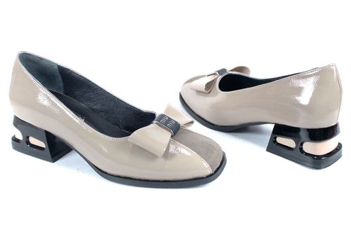 Дамски официални обувки Eleganza Viva от естествен лак и велур с нисък ефектен ток и панделка.