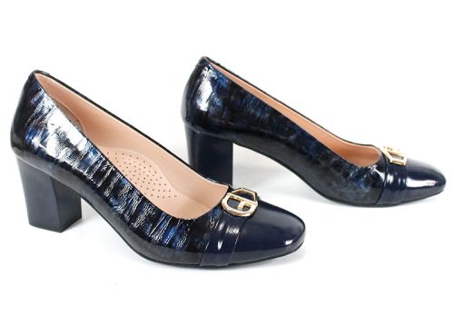 дамски обувки Notte Brillante от естествен лак в тъмносин цвят със златист детайл и ток