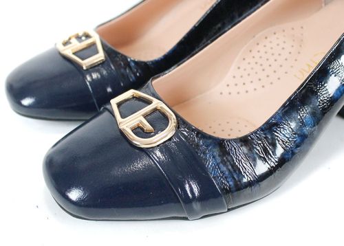 дамски обувки Notte Brillante от естествен лак в тъмносин цвят със златист детайл и ток