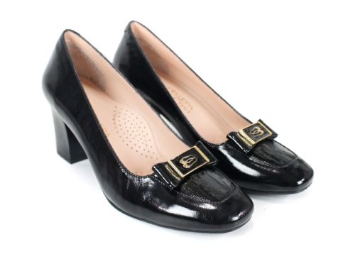 Дамски обувки Notte Classica от естествен лак в черен цвят със стабилен ток и златист декоративен елемент