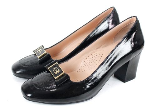 Дамски обувки Notte Classica от естествен лак в черен цвят със стабилен ток и златист декоративен елемент