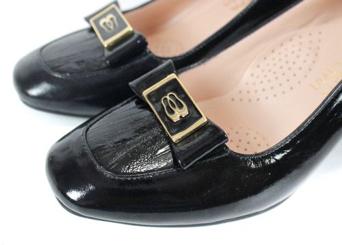 Дамски обувки Notte Classica от естествен лак в черен цвят със стабилен ток и златист декоративен елемент