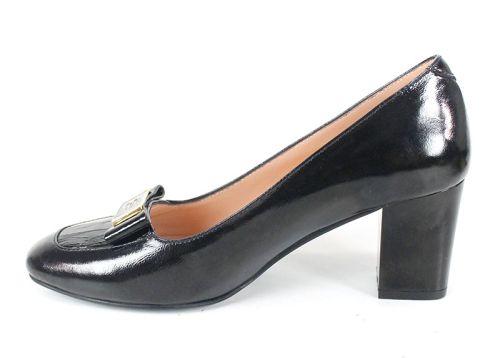 Дамски обувки Notte Classica от естествен лак в черен цвят със стабилен ток и златист декоративен елемент