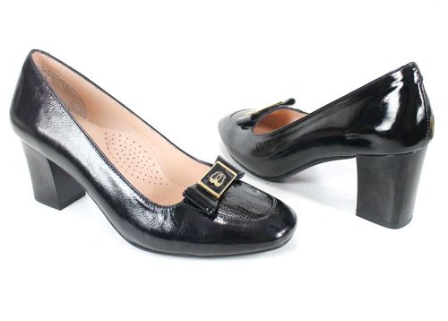 Дамски обувки Notte Classica от естествен лак в черен цвят със стабилен ток и златист декоративен елемент