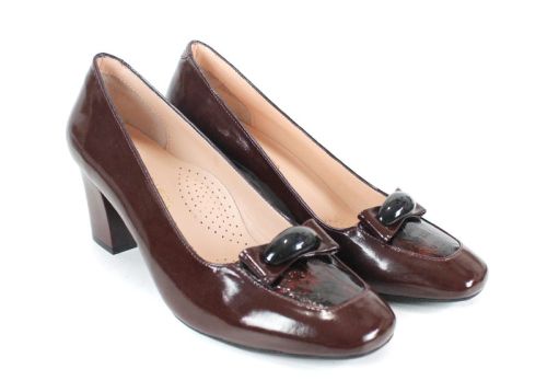 дамски обувки Rubino от естествен лак в бордо цвят със стабилен ток и декоративен елемент