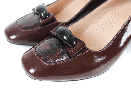 дамски обувки Rubino от естествен лак в бордо цвят със стабилен ток и декоративен елемент