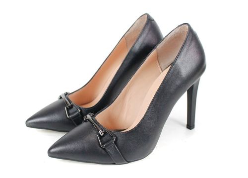 Дамски обувки Nera от естествена кожа, черен цвят, с висок ток и декоративен акцент
