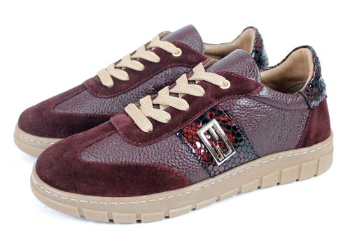 Дамски сникърси Ретрия от бордо кожа и велур, със змийски детайл и бежови връзки.