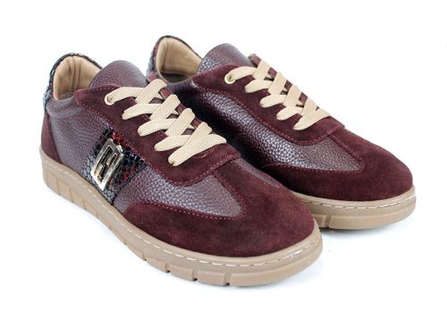 Дамски сникърси Ретрия от бордо кожа и велур, със змийски детайл и бежови връзки.