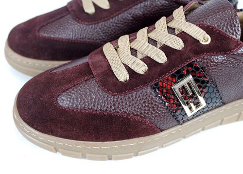 Дамски сникърси Ретрия от бордо кожа и велур, със змийски детайл и бежови връзки.