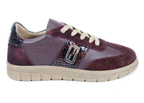 Дамски сникърси Ретрия от бордо кожа и велур, със змийски детайл и бежови връзки.