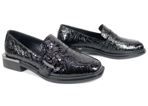 Дамски обувки Veora от черен мачкан лак с метална катарама