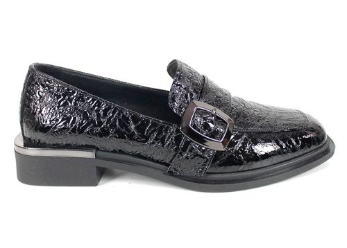 Дамски обувки Veora от черен мачкан лак с метална катарама