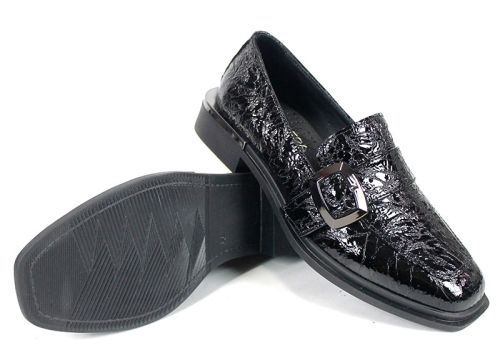 Дамски обувки Veora от черен мачкан лак с метална катарама