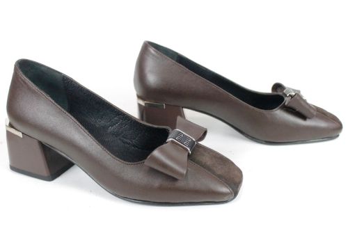 дамски обувки на ток от естествена кожа и велур в кафяв цвят с декоративна панделка и метален акцент