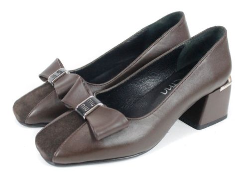 дамски обувки на ток от естествена кожа и велур в кафяв цвят с декоративна панделка и метален акцент