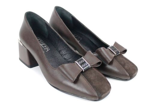 дамски обувки на ток от естествена кожа и велур в кафяв цвят с декоративна панделка и метален акцент