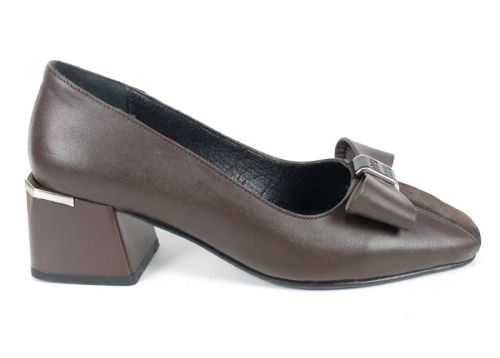 дамски обувки на ток от естествена кожа и велур в кафяв цвят с декоративна панделка и метален акцент