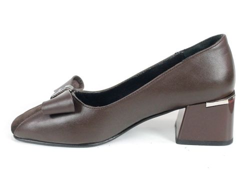 дамски обувки на ток от естествена кожа и велур в кафяв цвят с декоративна панделка и метален акцент