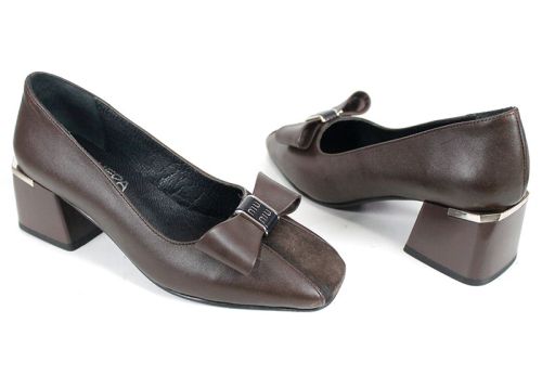 дамски обувки на ток от естествена кожа и велур в кафяв цвят с декоративна панделка и метален акцент