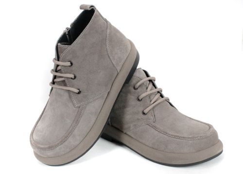 Дамски кларкове Linea Velluto от естествен велур в цвят визон с гъвкаво равно ходило и класически дизайн