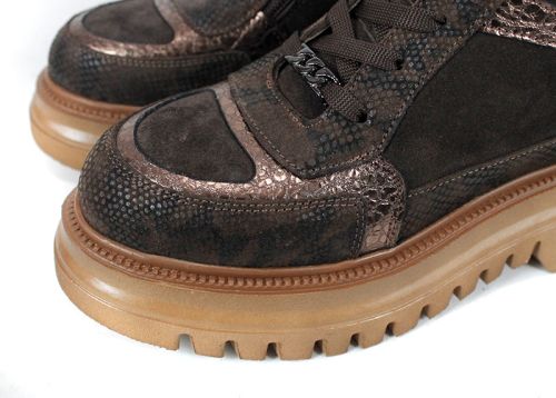 Дамски спортни боти Bronza Forte от естествена кожа и велур в кафява гама, с меден блясък, змийски принт и високо ходило.