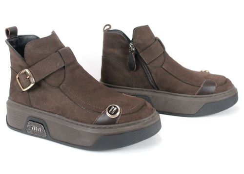 дамски модерни боти Dona Forte от естествен набук в тъмнокафяв цвят с декоративни кожени елементи, ефектно двуцветно ходило и топъл хастар