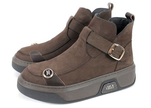 дамски модерни боти Dona Forte от естествен набук в тъмнокафяв цвят с декоративни кожени елементи, ефектно двуцветно ходило и топъл хастар