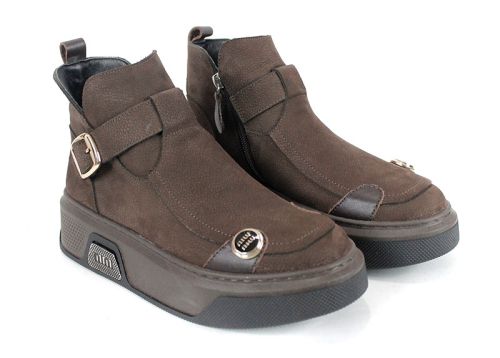 дамски модерни боти Dona Forte от естествен набук в тъмнокафяв цвят с декоративни кожени елементи, ефектно двуцветно ходило и топъл хастар