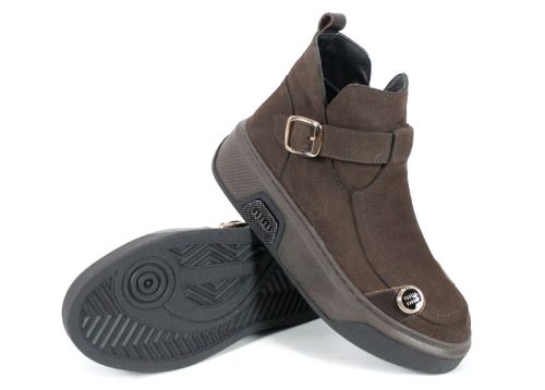 дамски модерни боти Dona Forte от естествен набук в тъмнокафяв цвят с декоративни кожени елементи, ефектно двуцветно ходило и топъл хастар