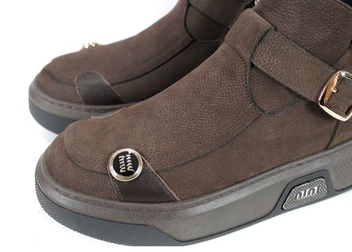 дамски модерни боти Dona Forte от естествен набук в тъмнокафяв цвят с декоративни кожени елементи, ефектно двуцветно ходило и топъл хастар