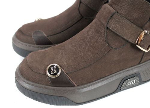 дамски модерни боти Dona Forte от естествен набук в тъмнокафяв цвят с декоративни кожени елементи, ефектно двуцветно ходило и топъл хастар