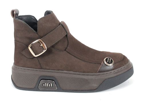 дамски модерни боти Dona Forte от естествен набук в тъмнокафяв цвят с декоративни кожени елементи, ефектно двуцветно ходило и топъл хастар