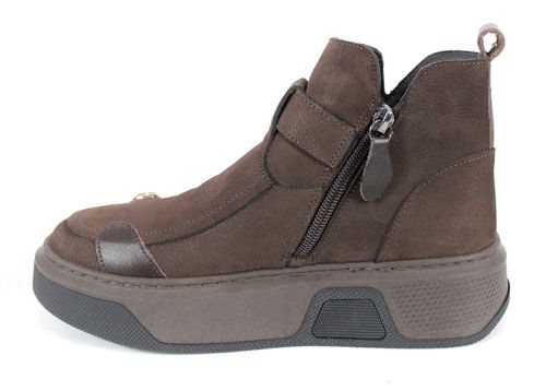 дамски модерни боти Dona Forte от естествен набук в тъмнокафяв цвят с декоративни кожени елементи, ефектно двуцветно ходило и топъл хастар