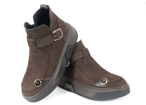 дамски модерни боти Dona Forte от естествен набук в тъмнокафяв цвят с декоративни кожени елементи, ефектно двуцветно ходило и топъл хастар